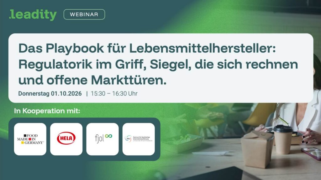 Zwei Menschen unterhalten sich auf dem Tisch sind Verpackungen von Essen. Es ist ein Cover für ein Webinar für Lebensmittelhersteller, um diesen bei den diversen Anforderungen zu helfen.