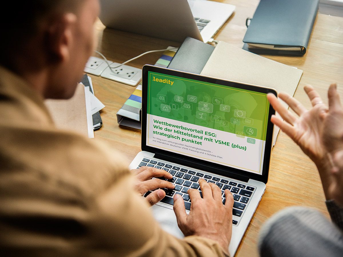 Mann am Laptop, zeigt das leadity Whitepaper: Wettbewerbsvorteil ESG - Wie der Mittelstand mit VSME (plus) strategisch punktet