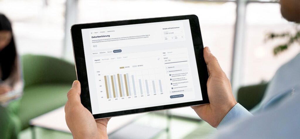 Bild Dekarbonisierung Artikel - Mann am Tablet, Statistik & Text