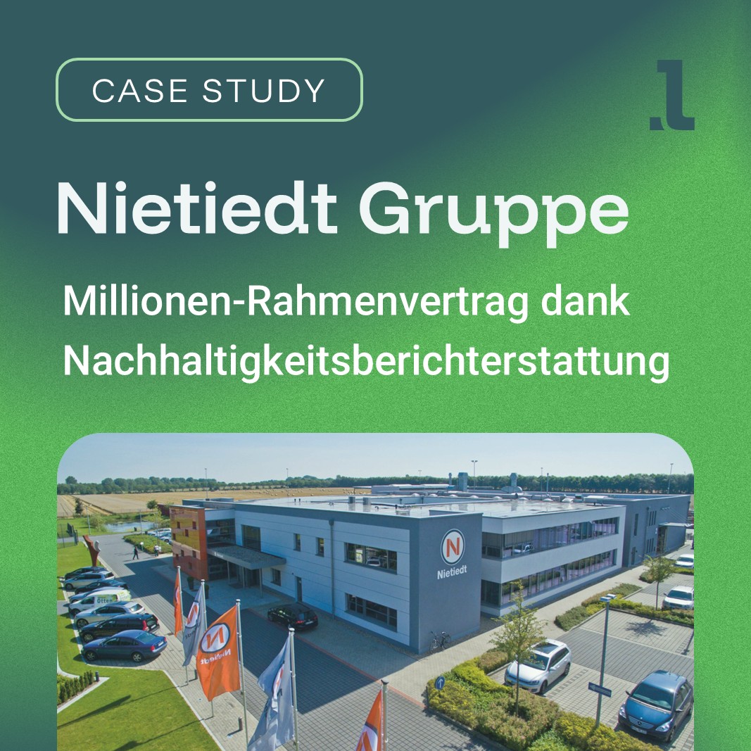 Luftaufnahme eines modernen Büro- und Gewerbegebäudes mit grauer Fassade und großem Vorplatz. Vor dem Gebäude stehen mehrere orange und weiße Firmenflaggen. Auf dem Parkplatz befinden sich zahlreiche geparkte Autos, umgeben von gepflegten Grünflächen. Im Hintergrund sind Felder und eine Baumreihe zu sehen unter klarem blauem Himmel und dazu ein Icon mit Case Study