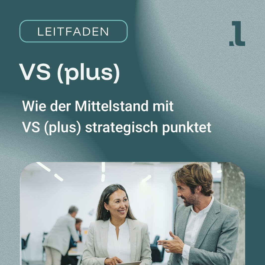 Zwei Menschen tauschen sich über den VS (plus) Leitfaden aus