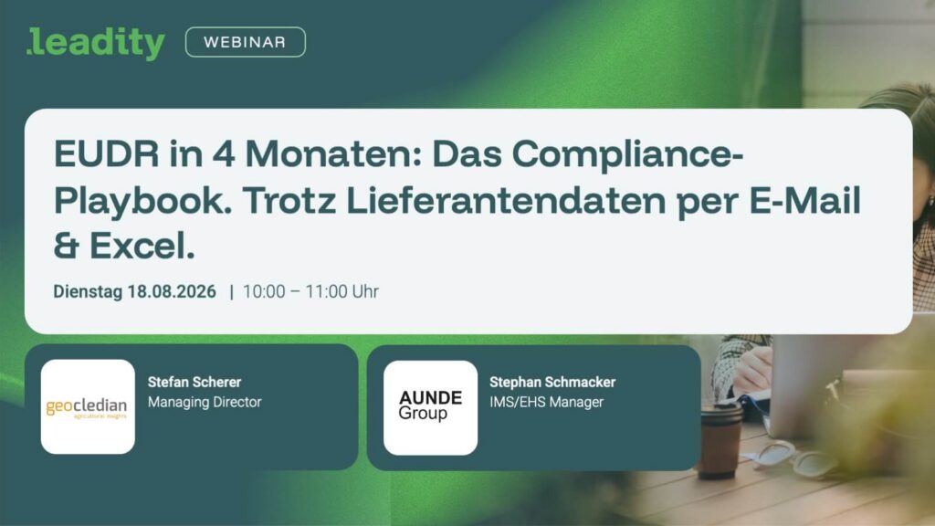 EUDR Webinar Titelbild mit einer Frau, die am Laptop sitzt und einen Kaffee trinkt