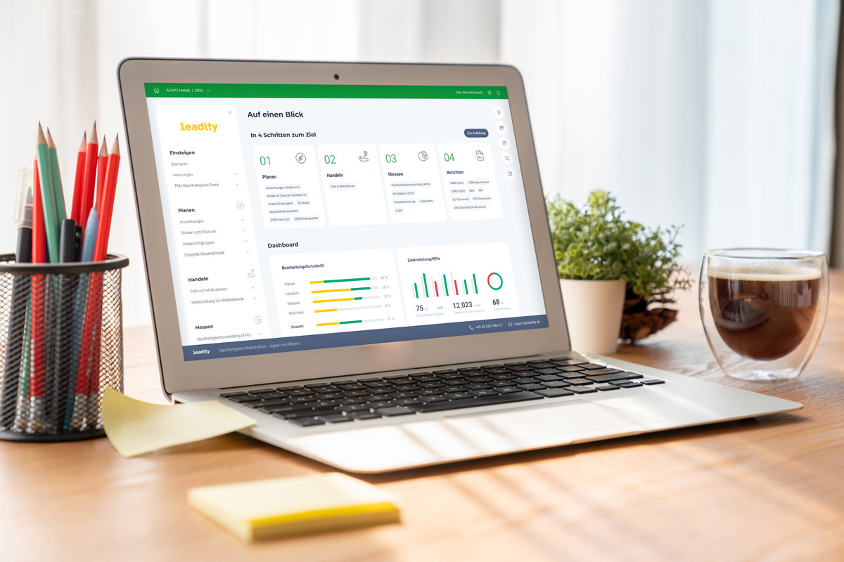 Software Mockup, Laptop auf Tisch, leadity Software auf Screen, Kaffee daneben