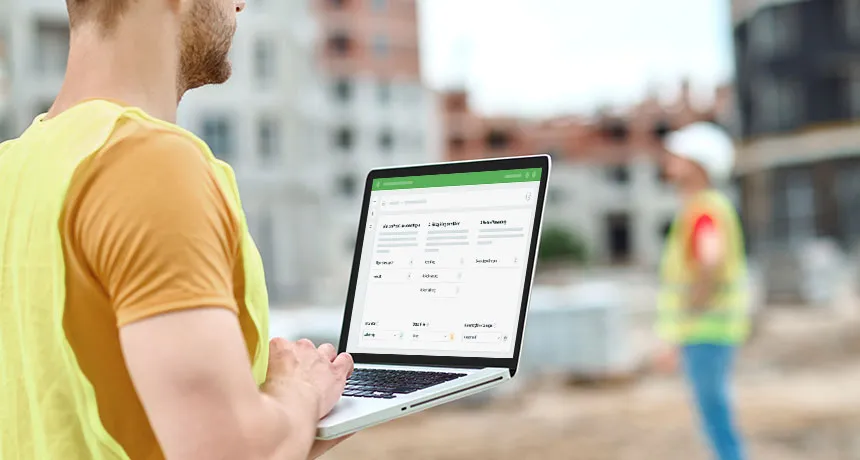 ESG und ISO Branchenlösung Bauwirtschaft, Mehrwert rechtssichere Compliance, Mann auf Baustelle hält Laptop mit leadity Software EUDR Daten