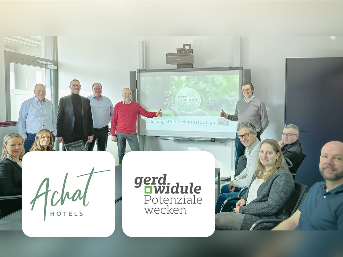 Case Study ACHAT Titelbild, Gruppe um Konferenztisch, Achat Logo, Gerd Widule Logo