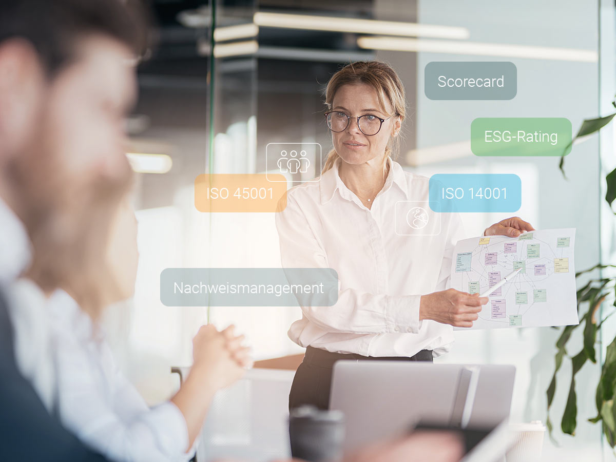 Frau präsentiert Ergebnisse vor ihrem Team