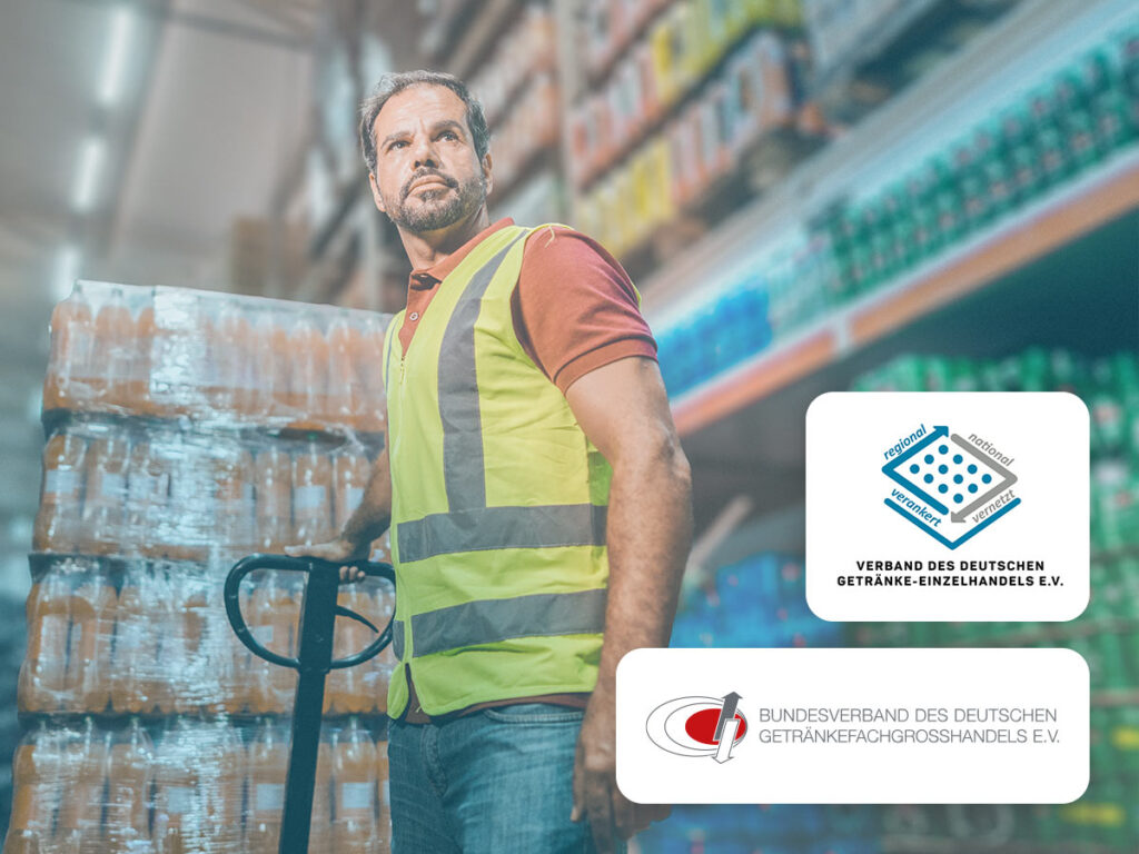 ESG-Branchenlösung Getränkehandel, grüne Flaschen auf Fließband