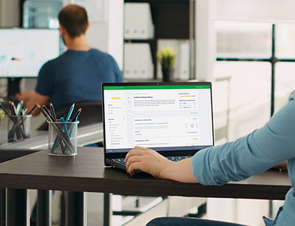 EU-Taxonomie leadity Komplettlösung, Büroschreibtisch, leadity Software auf Laptop mit EU-Taxonomie Modul