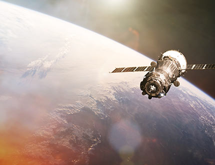 EUDR Compliance Geodatenanalyse, Satellit fliegt um Erde