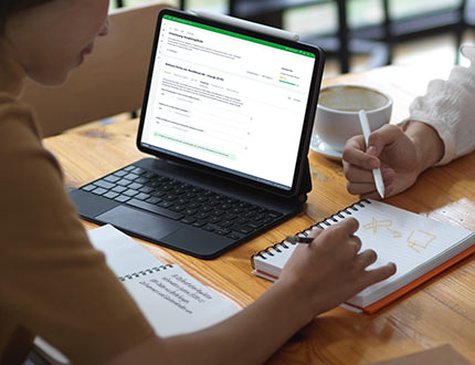 EUDR Compliance Risikoanalyse, Schreibtisch mit Tablet, darauf leadity Software mit Rohstoff Daten