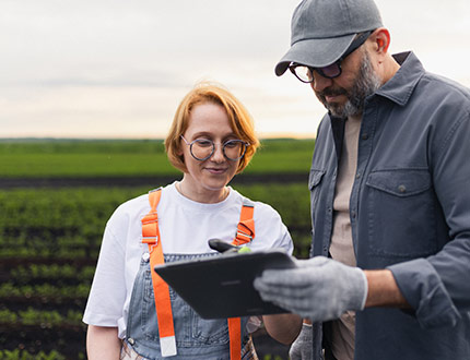 FLAG Emissionen, Forest Land Agriculture, BATi Science based targets, Landwirte Mann und Frau auf Feld mit Tablet