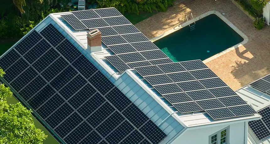 ESG und ISO Branchenlösung Hotellerie, Mehrwert CO2 Reduktion, Hotelgebäude mit Solarpanelen auf dem Dach