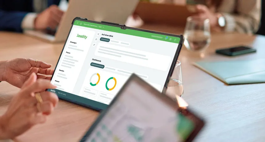 ESG und ISO Branchenlösung Hotellerie, Mehrwert Compliance, Tablet mit leadity Software auf Schreibtisch