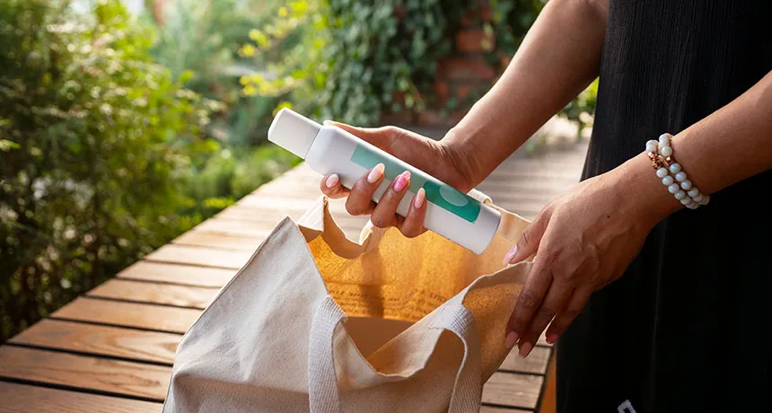 ESG und ISO Branchenlösung Hotellerie, Mehrwert Ressourcenschonung, Hand greift Shampooflasche aus Stoffbeutel