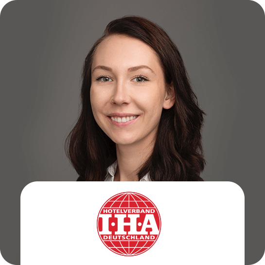 Portrait Julia Bismarck mit IHA Logo