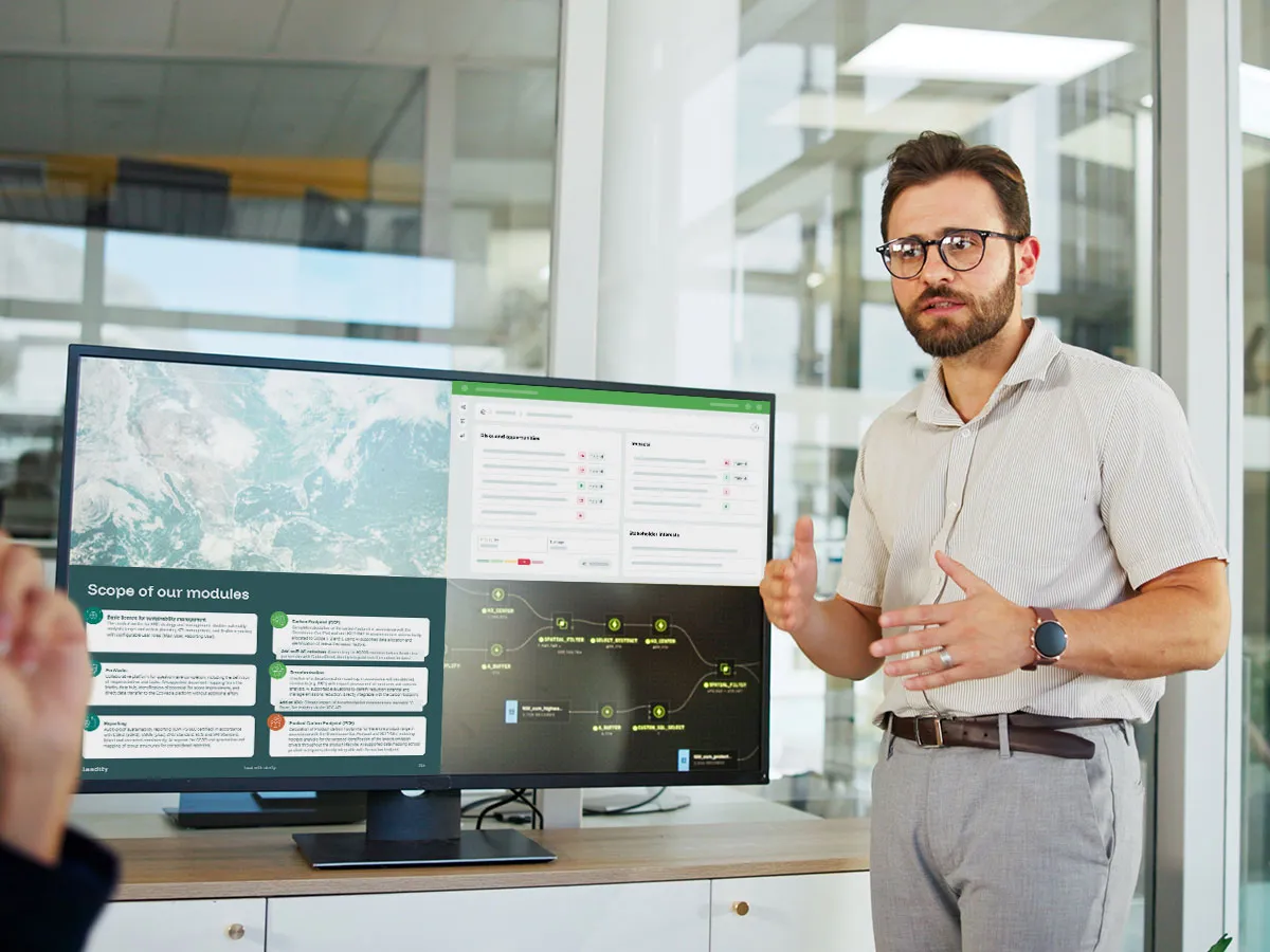 ISO 14001 - Frau und Mann besprechen Umweltmanagementsystem