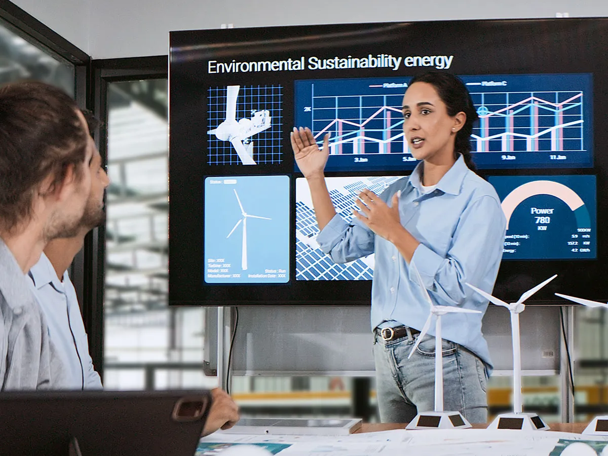 ISO 50001 - Zwei Personen besprechen Energiemanagementsystem
