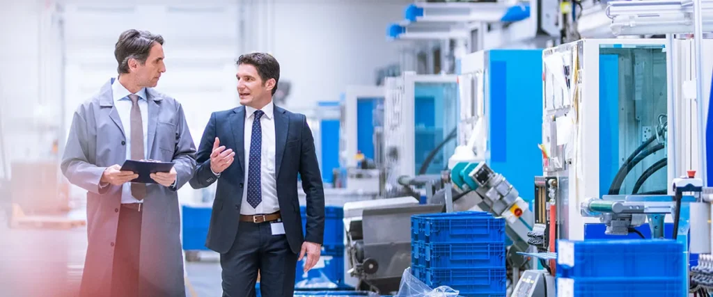 ISO 9001 - Zwei Männer führen Qualitätskontrolle durch