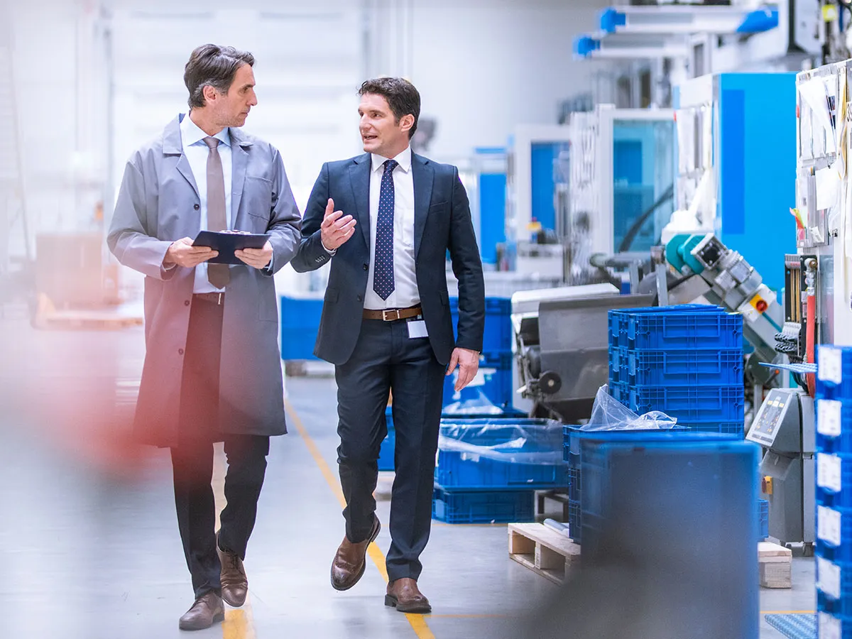 ISO 9001 - Zwei Männer führen Qualitätskontrolle durch