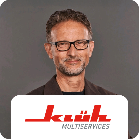 Gebäudereinigung leadity: Thomas Keßeler von der Firma klüh Multiservices mit Logo