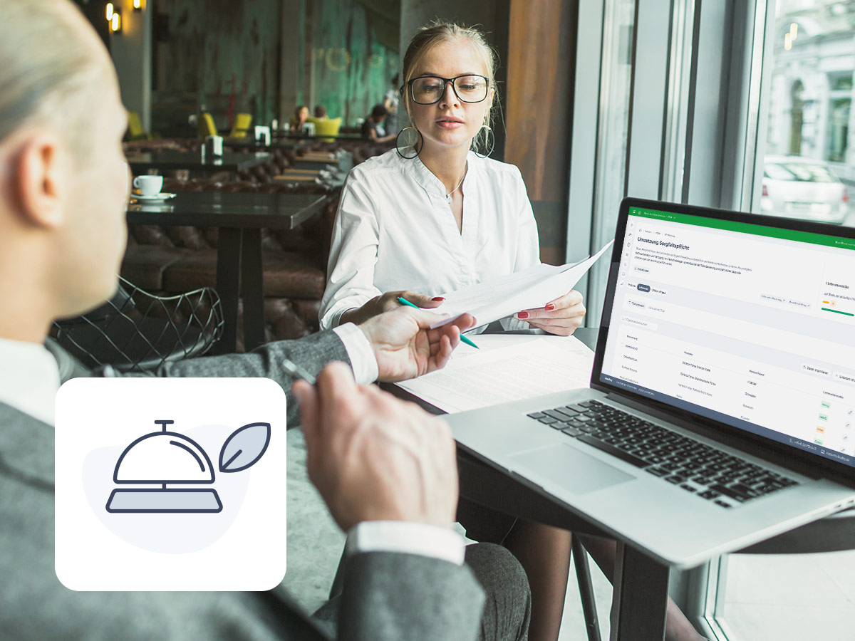 Eine Dame und ein Herr im Gespräch, Laptop steht vor Ihnen