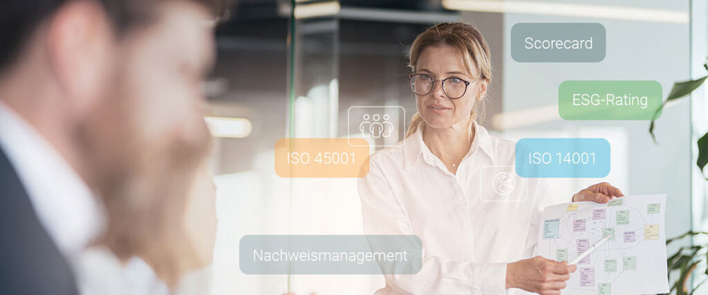 Eine Frau erklärt mehreren anderen Person etwas zu EcoVadis