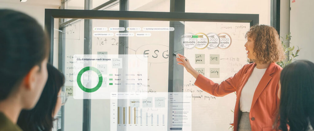 Meetingraum, Frau präsentiert das Thema ESG-Ratings