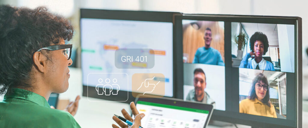 Frau vor einem Bildschirm, in einem Videocall.
