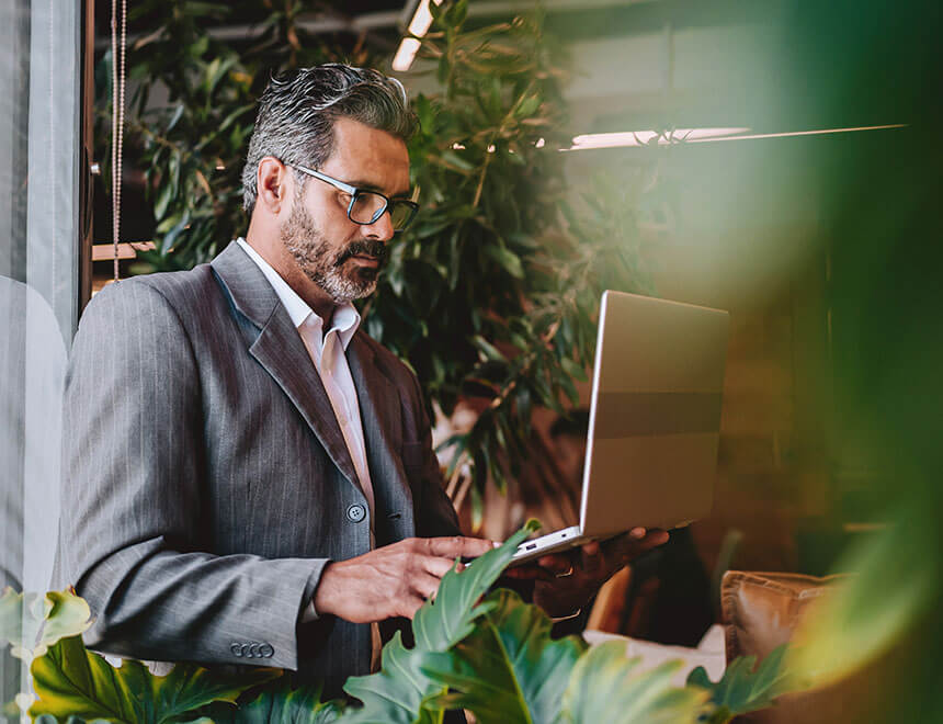Business Professional liest ESG-Newsletter von leadity mit Updates zu Nachhaltigkeitsmanagement, Reporting und Compliance-Anforderungen