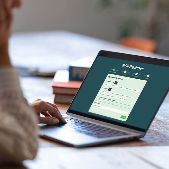 Nachhaltigkeitsmanagerin nutzt leadity ROI-Rechner am Laptop zur Berechnung von ESG-Einsparpotenzialen bei Personal- und Beratungskosten