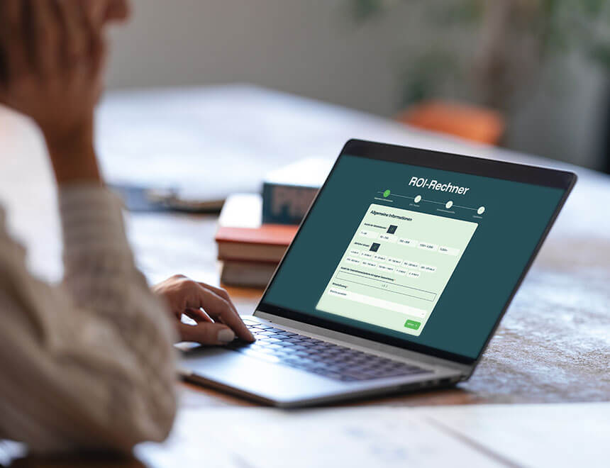 Nachhaltigkeitsmanagerin nutzt leadity ROI-Rechner am Laptop zur Berechnung von ESG-Einsparpotenzialen bei Personal- und Beratungskosten