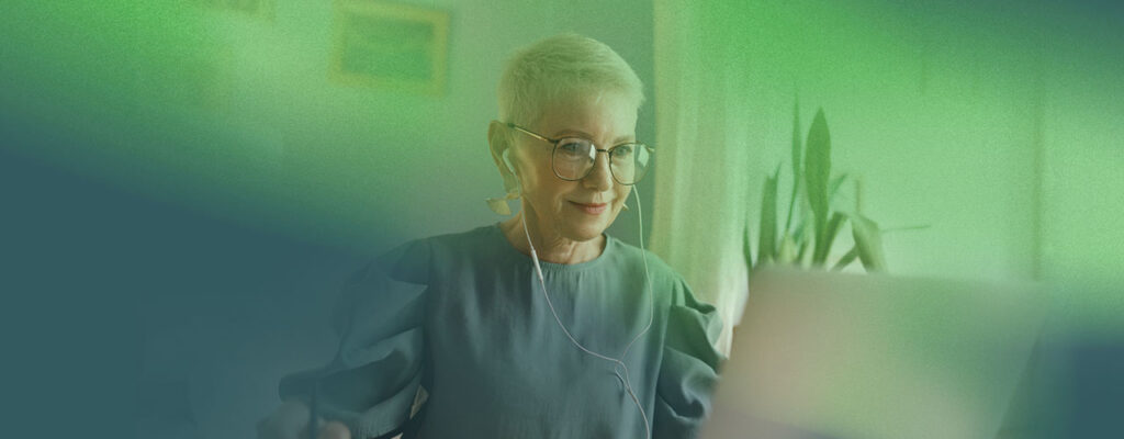 Training Time Header, Farbverlauf dunkelgrau-grün, Frau am LAptop