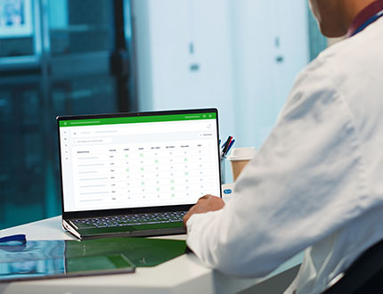 VSME plus leadity, Software auf Laptop im Büro