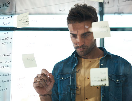 VSME Reporting Start, Mann schreibt strategische Notizen an gläsernes Board